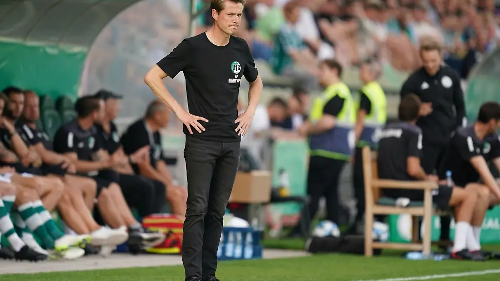 Lukas-Pfeiffer-steht-am-Spielfeldrand-im-im-Dietmar-Scholze-Stadion