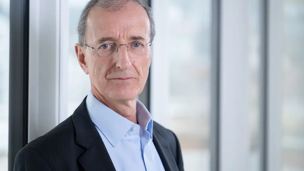 Joachim-Schulz-steht-in-der-Zentrale-des-Verbands-in-Stuttgart