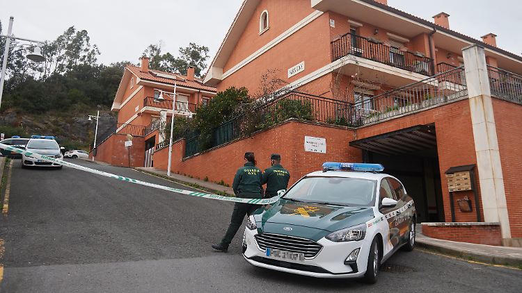 Polizisten sperren das Familienhaus ab. Die Jugendstaatsanwaltschaft hat den Fall übernommen. 