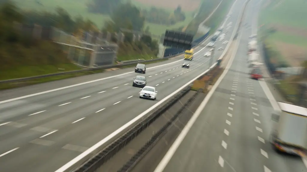 Fahren-fahren-fahren-auf-der-Autobahn-Dabei-aber-besser-voll-konzentriert-bleiben-um-etwa-Tempolimits-nicht-zu-uebersehen