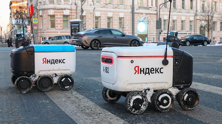 Yandex ist Russlands Google - und wie der US-Konzern längst weit mehr als die Suchmaschine. Neben einem Internet-Browser, Karten und Navigation gibt es auch  Essenslieferdienste. Was bleibt nach der Zerschlagung des Konzerns von der Innovationsfähigkeit übrig?