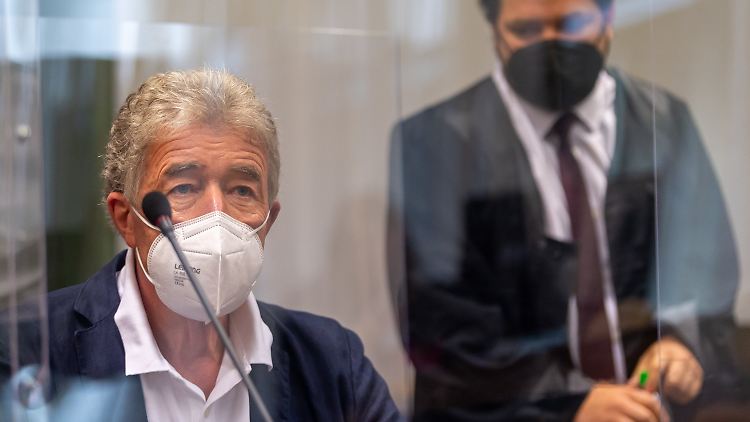 Thomas Pekny sitzt im Juli 2021 vor Beginn des ersten Prozesses gegen ihn im Gerichtssaal des Landgerichts München l. Damals wurde er freigesprochen. 
