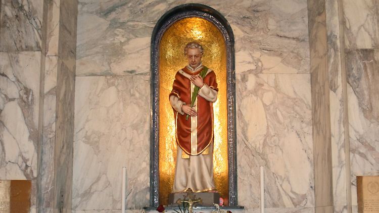 Eine Statue des Heiligen Valentin steht in der Whitefriar Street Church, wo sein Herz begraben ist.