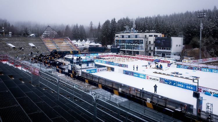 Schnee liegt in Nove Mesto nur dort, wo die Wettkämpfe stattfinden.