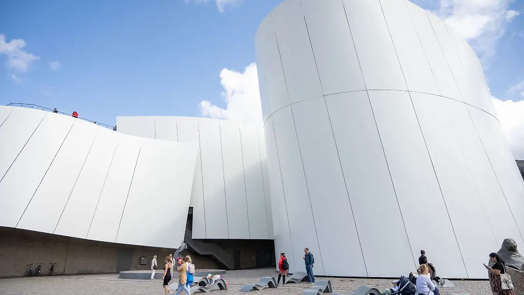 Das-Ozeaneum-in-Stralsund-an-einem-Sommertag