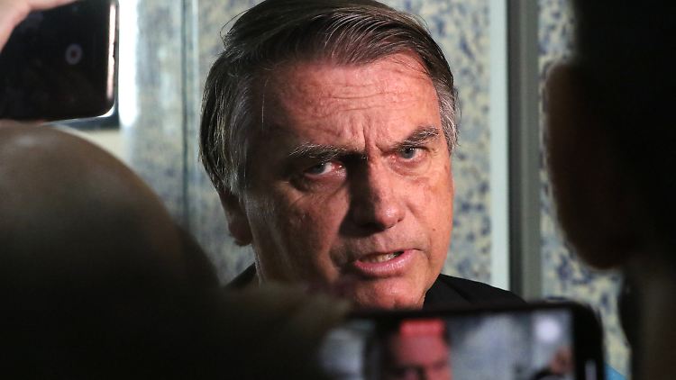 Bolsonaro war im Juni 2023 von Brasiliens Oberstem Wahlgericht für acht Jahre von allen politischen Ämtern ausgeschlossen worden.