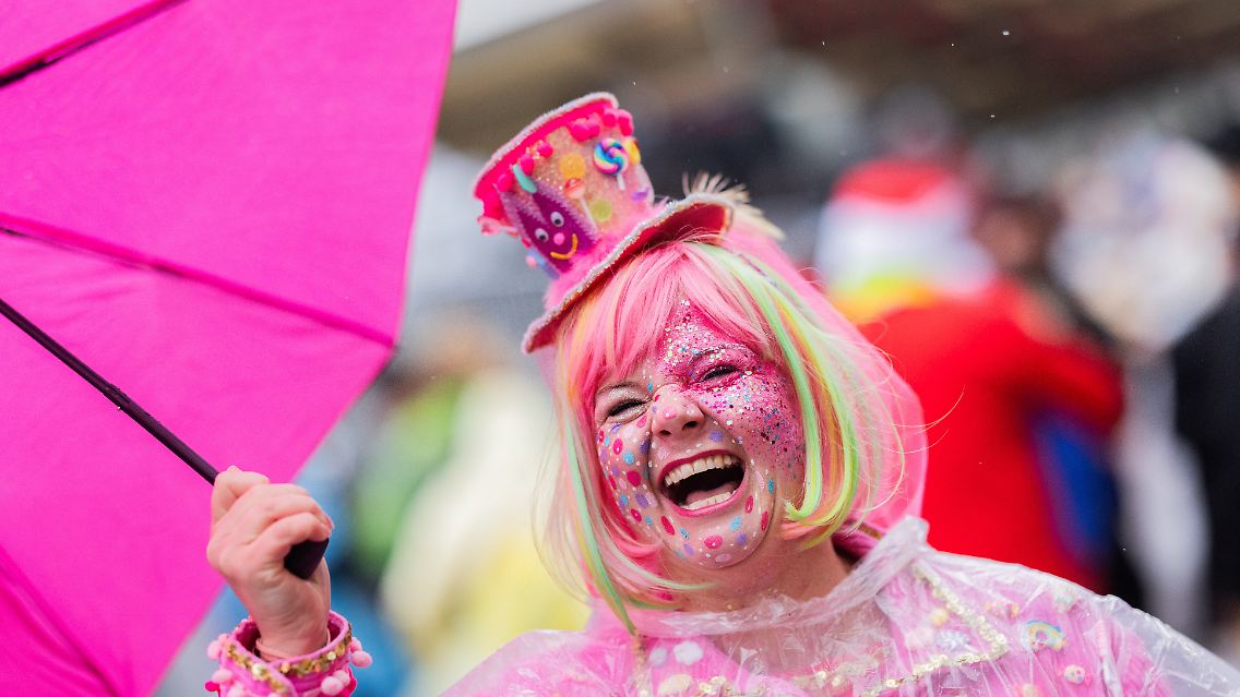 In den närrischen Hochburgen hat am Donnerstag der Straßenkarneval begonnen.
