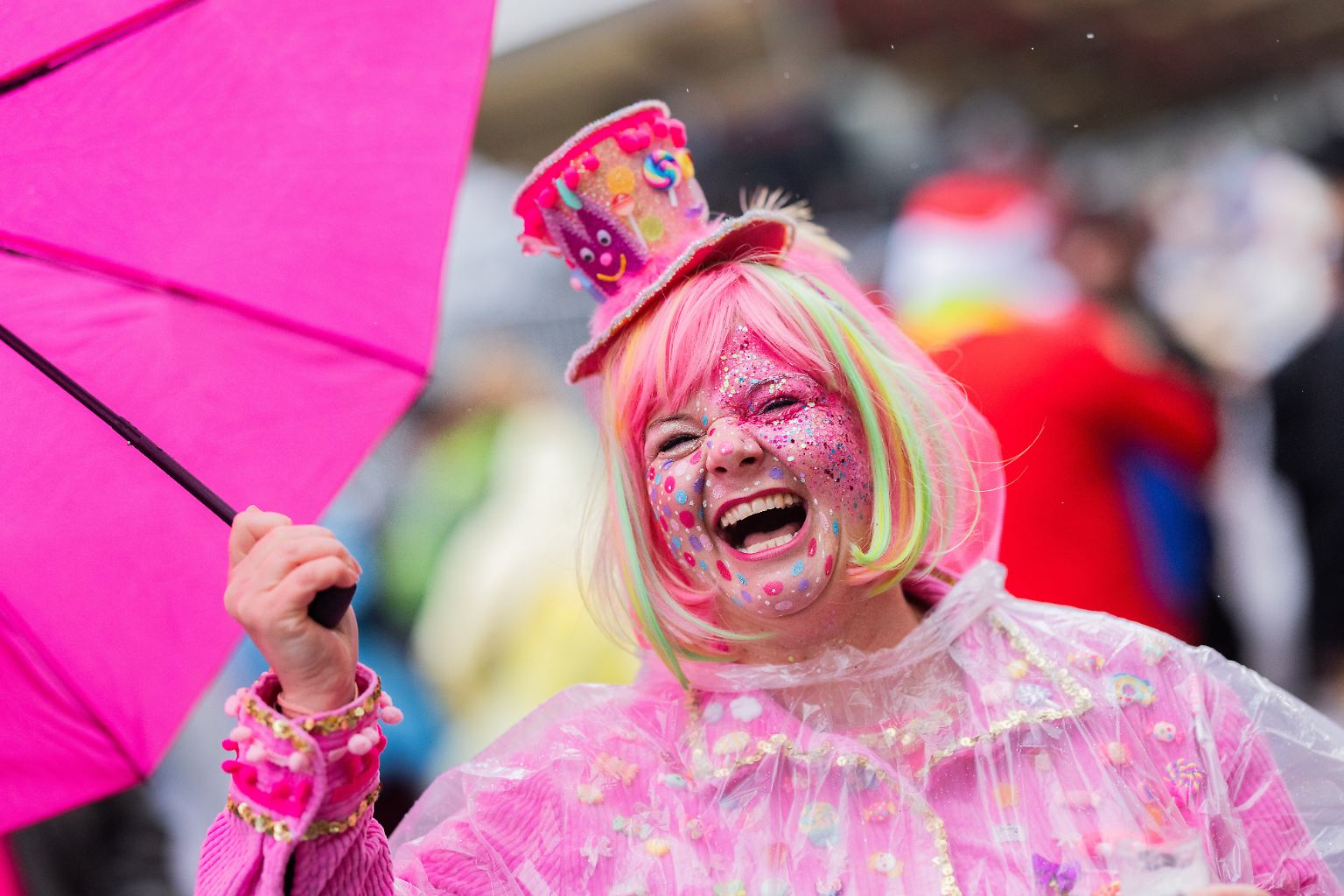 In den närrischen Hochburgen hat der Straßenkarneval begonnen.