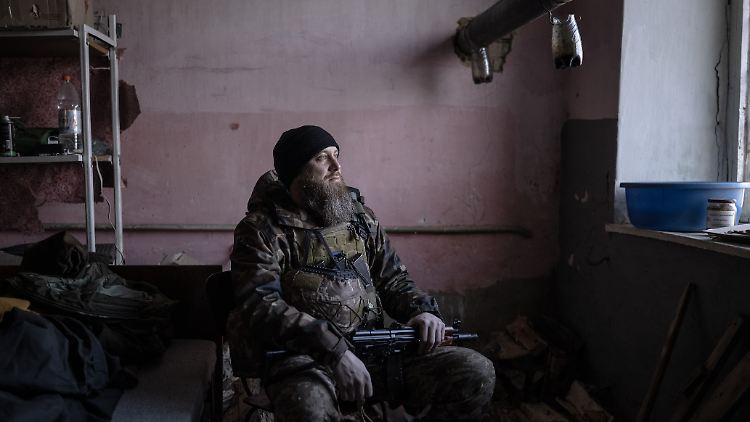 Ein ukrainischer Soldat in Awdijiwka.