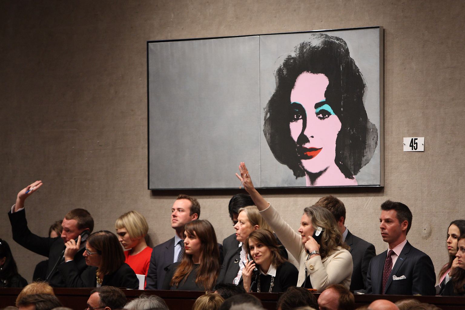 Der globale Kunstmarkt ist ein lukratives Geschäft. Namhafte Auktionshäuser wie Sotheby’s oder Christie’s versteigern Werke aus verschiedenen Jahrhunderten der Kunstgeschichte für Höchstpreise.