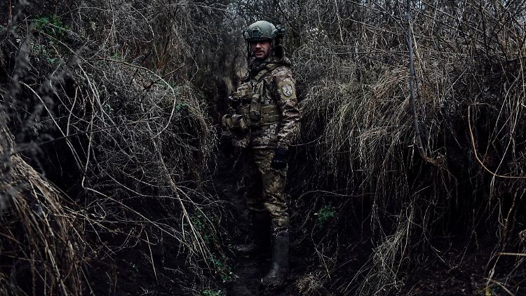 Ein ukrainischer Soldat in einem Schützengraben.