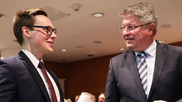 Herausforderer Schütt (l.) setzt sich im zweiten Wahlgang gegen Amtsinhaber Mohrdieck durch. 