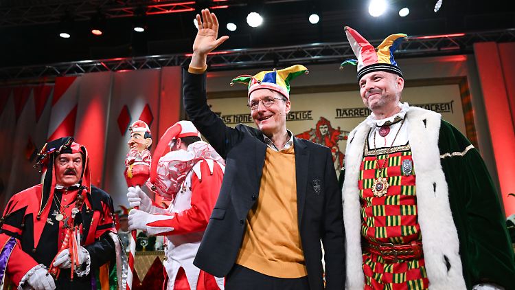 Das mehr als 600 Jahre alte Stockacher Narrengericht gehört zu den Höhepunkten der schwäbisch-alemannischen Fastnacht im Südwesten. Dieses Mal traf es Gesundheitsminister Lauterbach. 