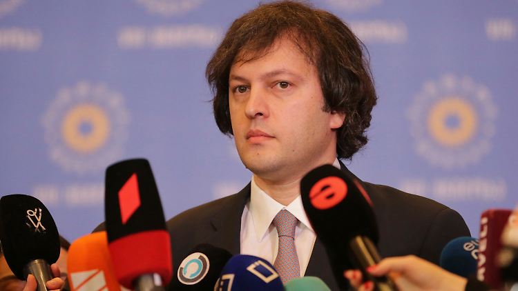 Kobachidse steht seinem Amtsvorgänger politisch nahe, beide eint eine vergleichsweise zögerliche Haltung zum Beitritt des Landes zu EU und NATO.
