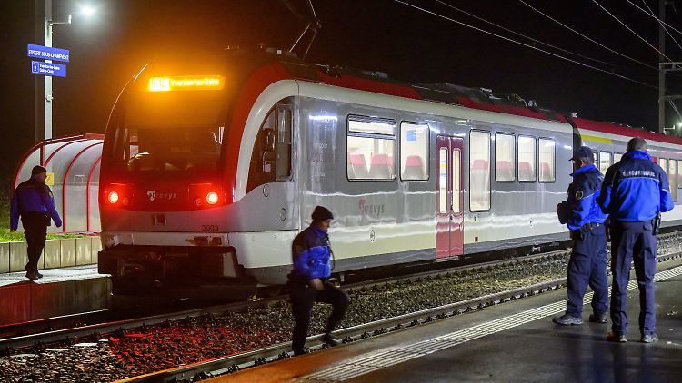 Die 15 Menschen, die der Geiselnehmer für fast vier Stunden in seiner Gewalt hatte, sind laut Polizei wohlauf.