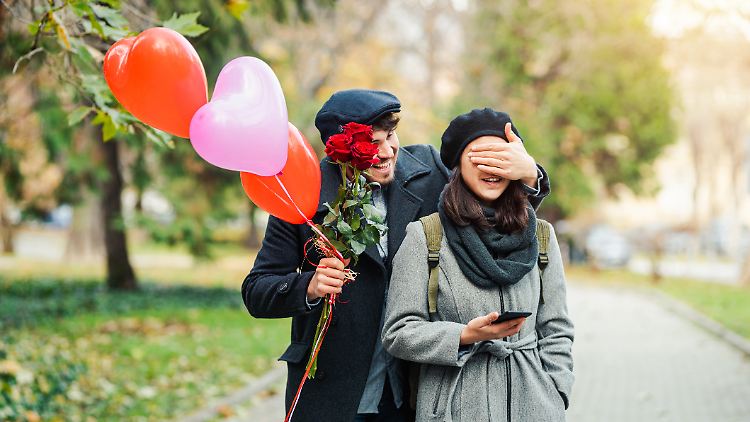 Liebevolle Geschenke zum Valentinstag stärken die Beziehung.
