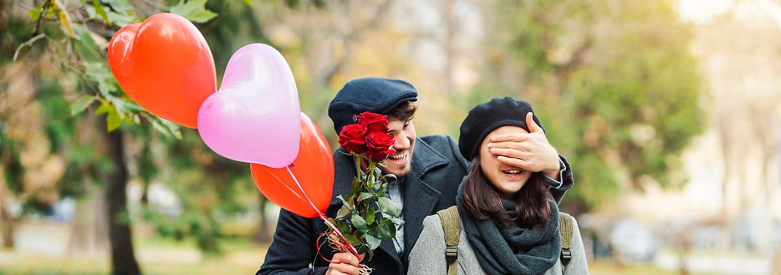 Liebevolle Geschenke zum Valentinstag stärken die Beziehung.