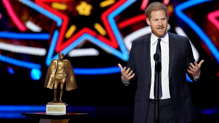 Von Großbritannien nach Las Vegas: Prinz Harry beehrt die "NFL Honors"-Gala