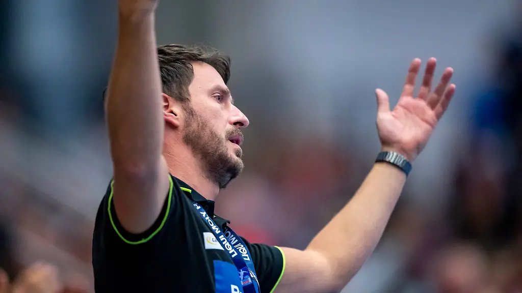 Benjamin-Matschke-aergert-sich-an-der-Seitenlinie