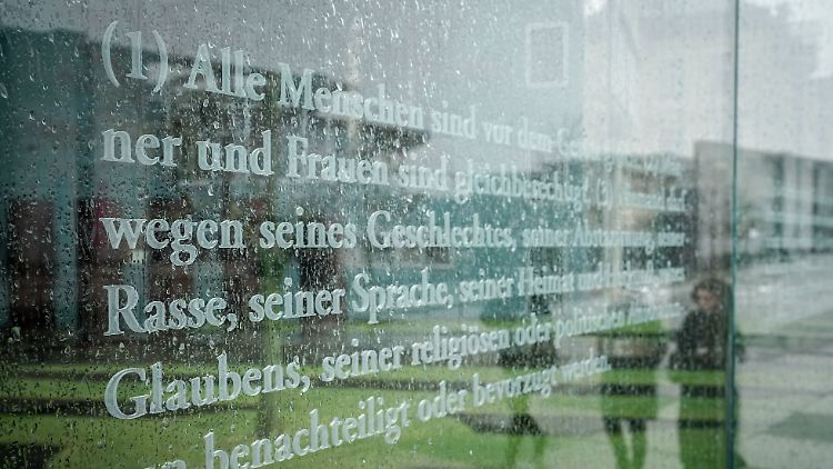 Artikel des Grundgesetzes sind in gläserne Stehlen im Regierungsviertel zu sehen - hier der 3. Artikel mit dem Begriff "Rasse".