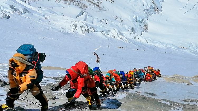 Im Basislager des Mount Everest gibt es Toiletten, aber höher oben auf dem Berg müssen Bergsteiger ihre Notdurft draußen verrichten.