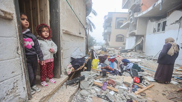 Nach israelischen Luftangriffen suchen die Bewohner von Rafah in den Trümmern nach ihren Habseligkeiten. Laut UNICEF sind mindestens 17.000 Kinder im Gazastreifen unbegleitet oder von ihren Eltern getrennt. 