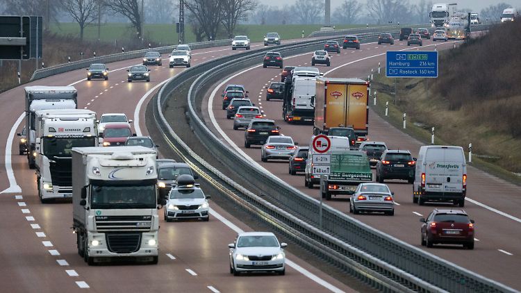 Die CO2-Emissionen von Reisebussen und LKW sollen der Einigung zufolge bis 2040 um 90 Prozent sinken.