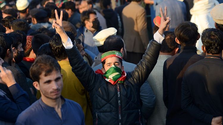 In der Stadt Peshawar feiern Anhänger des inhaftierten Imran Khan das gute Ergebnis von dessen Partei. 