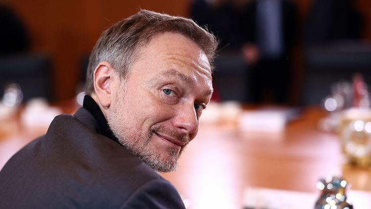 2024-02-07T102009Z_1229878560_RC2MX5AOYJE5_RTRMADP_3_GERMANY-POLITICS-CABINET.JPG
