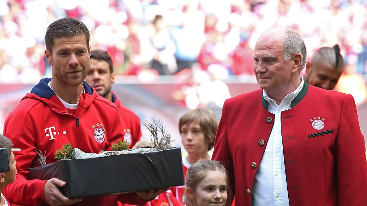 Hoeneß und der heutige Leverkusen-Trainer Xabi Alonso im Sommer 2017, als der Spanier beim FC Bayern ins Karriereende verabschiedet wurde.