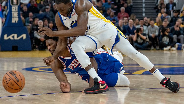 Joel Embiid (unten) im Spiel gegen die Golden State Warriors.