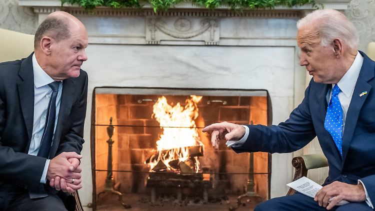 Bundeskanzler Olaf Scholz im Gespräch mit US-Präsident Joe Biden.