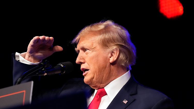 Donald Trump blickt mit Argwohn in Richtung Taylor Swift.