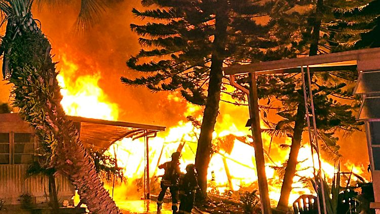 Nach der Bruchlandung des Flugzeugs brach ein Feuer aus. 