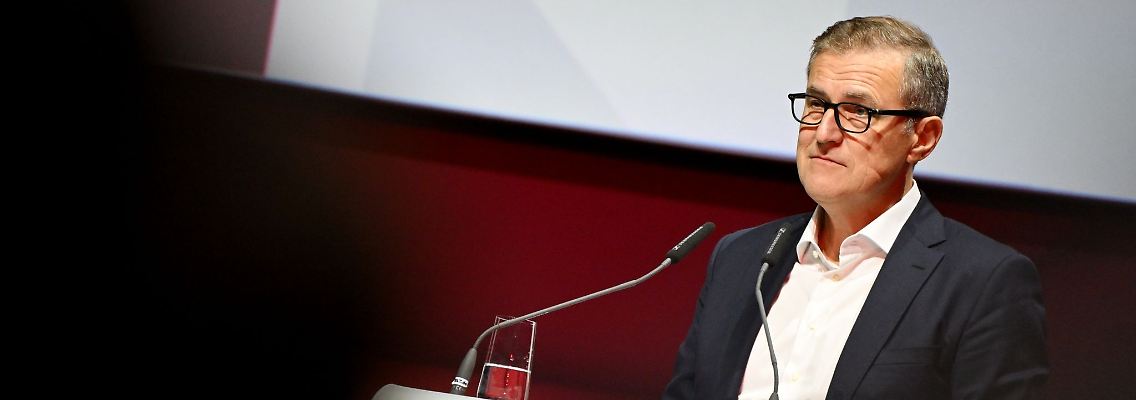 Der Vorstandsvorsitzende des FC Bayern München, Jan-Christian Dreesen, kritisiert die organisierten Fans, die vielerorts mit dem Werfen von Tennisbällen den Spielbetrieb lahmlegen, scharf.