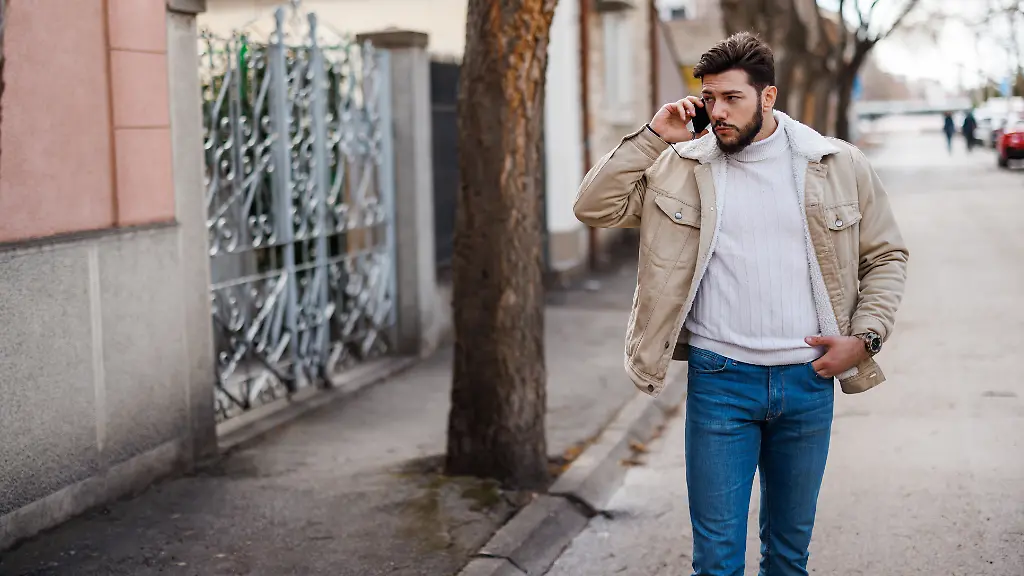 Dad-Jeans-Ein-Schnitt-erobert-die-Maennergarderobe-im-Winter-2024