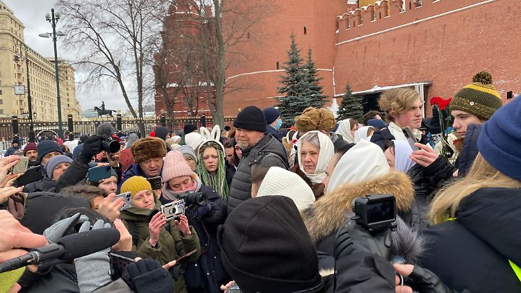 Vor der Kremlmauer in Moskau protestieren Soldatenfrauen  wöchentlich gegen die Mobilmachung ihrer Männer. 
