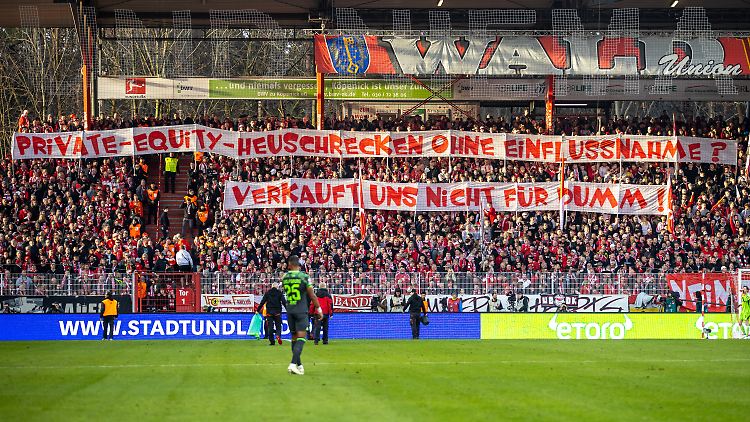 Banner und Tennisbälle sorgten für Aufregung in Berlin.