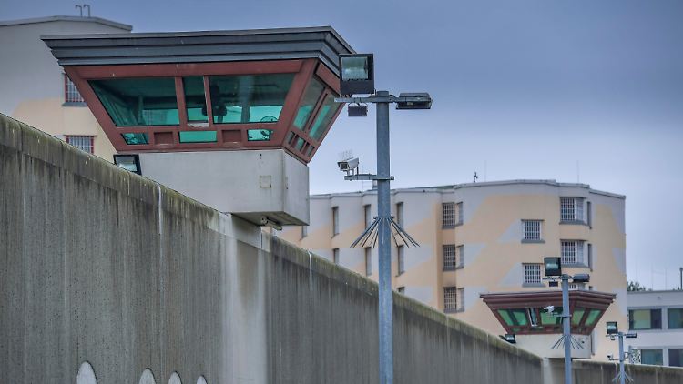 Hohe Mauern und Kameras: Die Justizvollzugsanstalt Tegel.