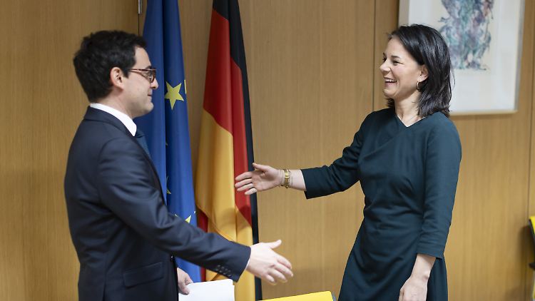 Der französische Außenminister Stéphane Séjourné und Bundesaußenministerin Annalena Baerbock.