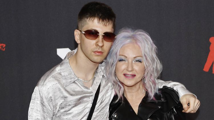 Cyndi Lauper und ihr Sohn Declyn bei den MTV-Awards 2021. 