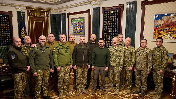 Die neue Armeespitze der Ukraine übernimmt zum zweiten Jahrestag des russischen Angriffs die Führung.