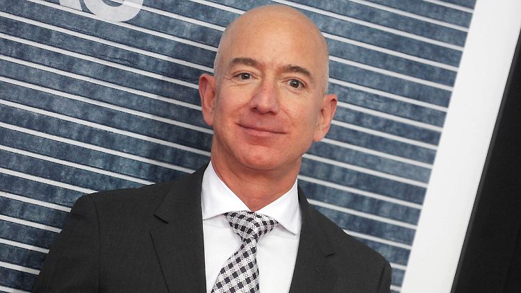 Bezos hatte sich 2021 als Amazon-Geschäftsführer zurückgezogen, um sich seinen anderen Unternehmen zu widmen, unter anderem dem Raumfahrtkonzern Blue Origin.