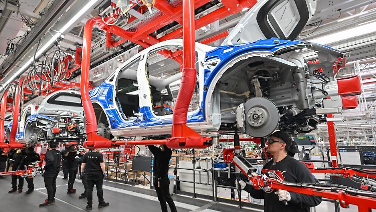 Eine Fertigungslinie für das Elektrofahrzeug Model Y in Grünheide.