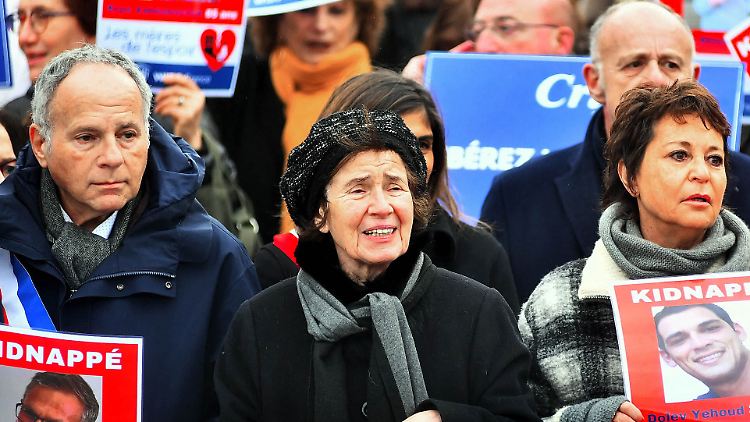 Beate Klarsfeld auf einer Demo zur Freilassung der israelischen Geiseln.