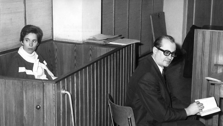 Beate Klarsfeld sitzt am 07. November 1968 im Landeskriminalamt in Berlin auf der Anklagebank. Nur Stunden, nachdem sie Bundeskanzler Kiesinger ohrfeigt und als Nazi bezeichnet, wird sie in einem beschleunigten Verfahren zu einem Jahr Gefängnis verurteilt.