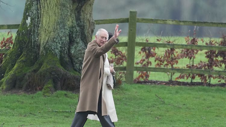 König Charles III. und Königin Camilla kommen zum Sonntagsgottesdienst in der St. Mary Magdalene Church in Sandringham, Norfolk.