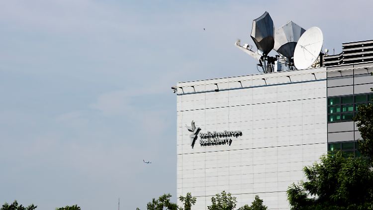 In 23 Ländern und 27 Sprachen klärt Radio Freies Europa seine Hör- und Leserschaft auf. 