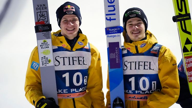 Andreas Wellinger (l.) und Philipp Raimund hatten nach ihrem zweiten Platz im Super Team gute Laune.