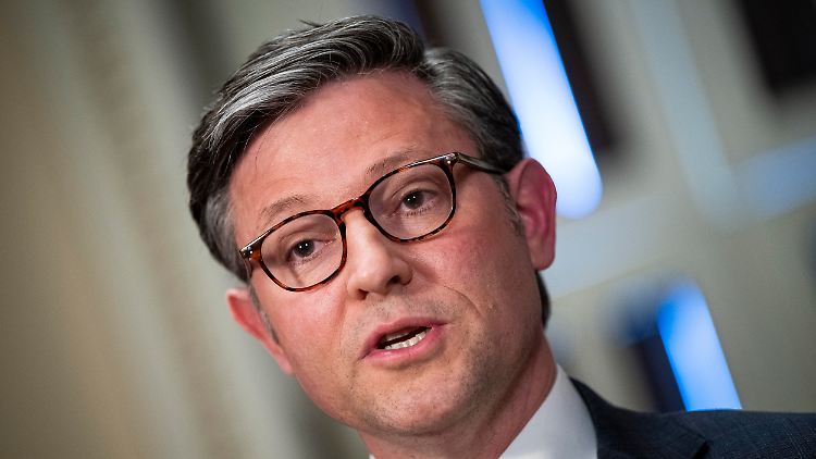 Der republikanische Vorsitzende des Repräsentantenhauses, Mike Johnson, hat bisher offen gelassen, ob er den Gesetzentwurf überhaupt zur Abstimmung freigeben würde.